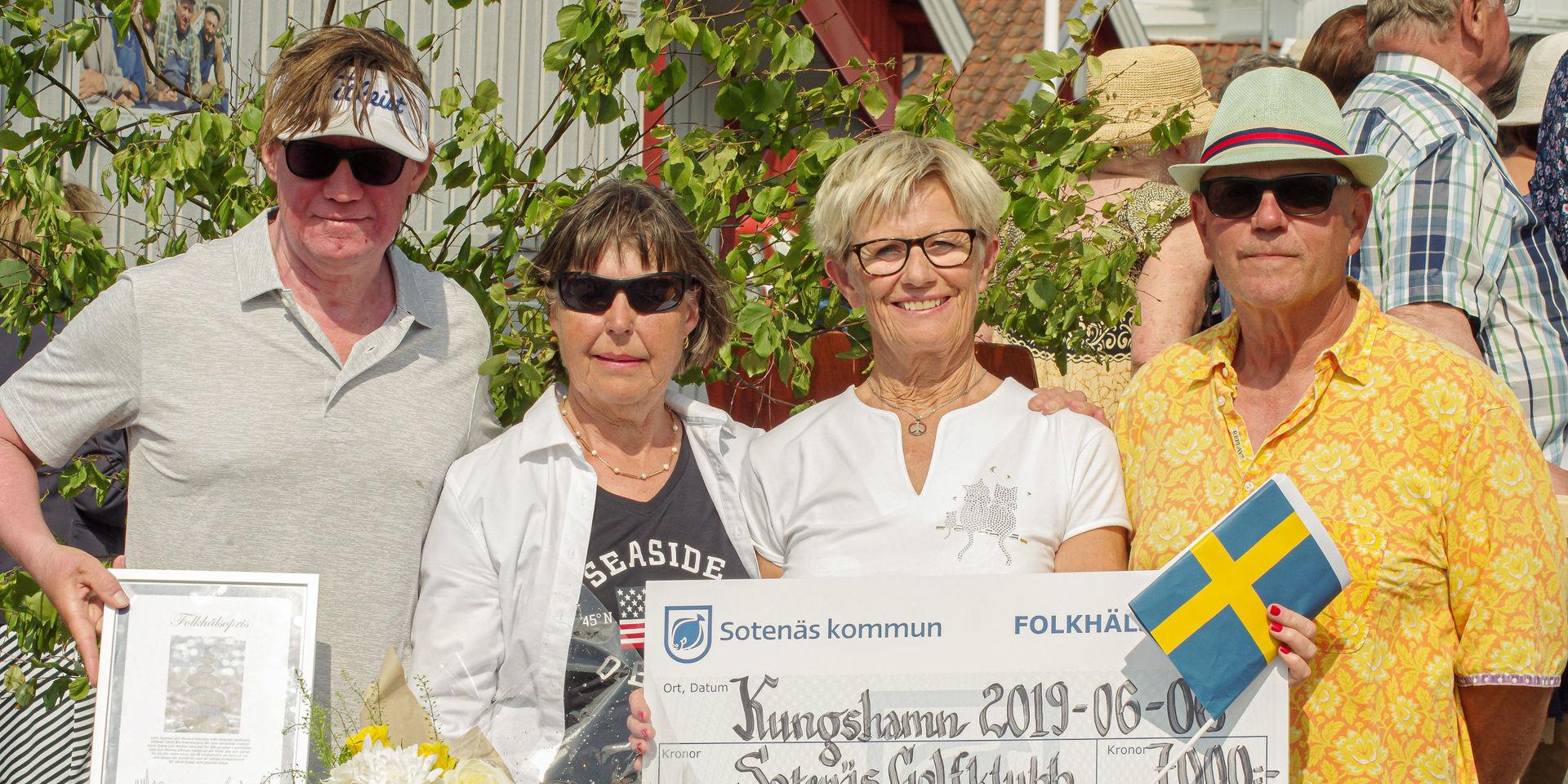 Golftränaren Lars Jagetun och Rita Hansson, Monica Hansson och Thomas Åsenhäll var glada över priset. De fyra representerar handigolfen för människror med olika funktionsnedsättningar i Sotenäs golfklubb.