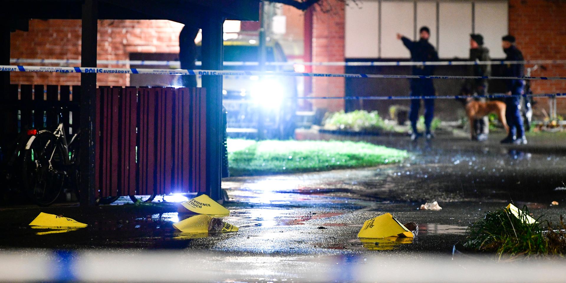 Polis, avspärrningar och specialsökhund på plats på en innergård i Kristianstad efter ett mordförsök på söndagskvällen.
