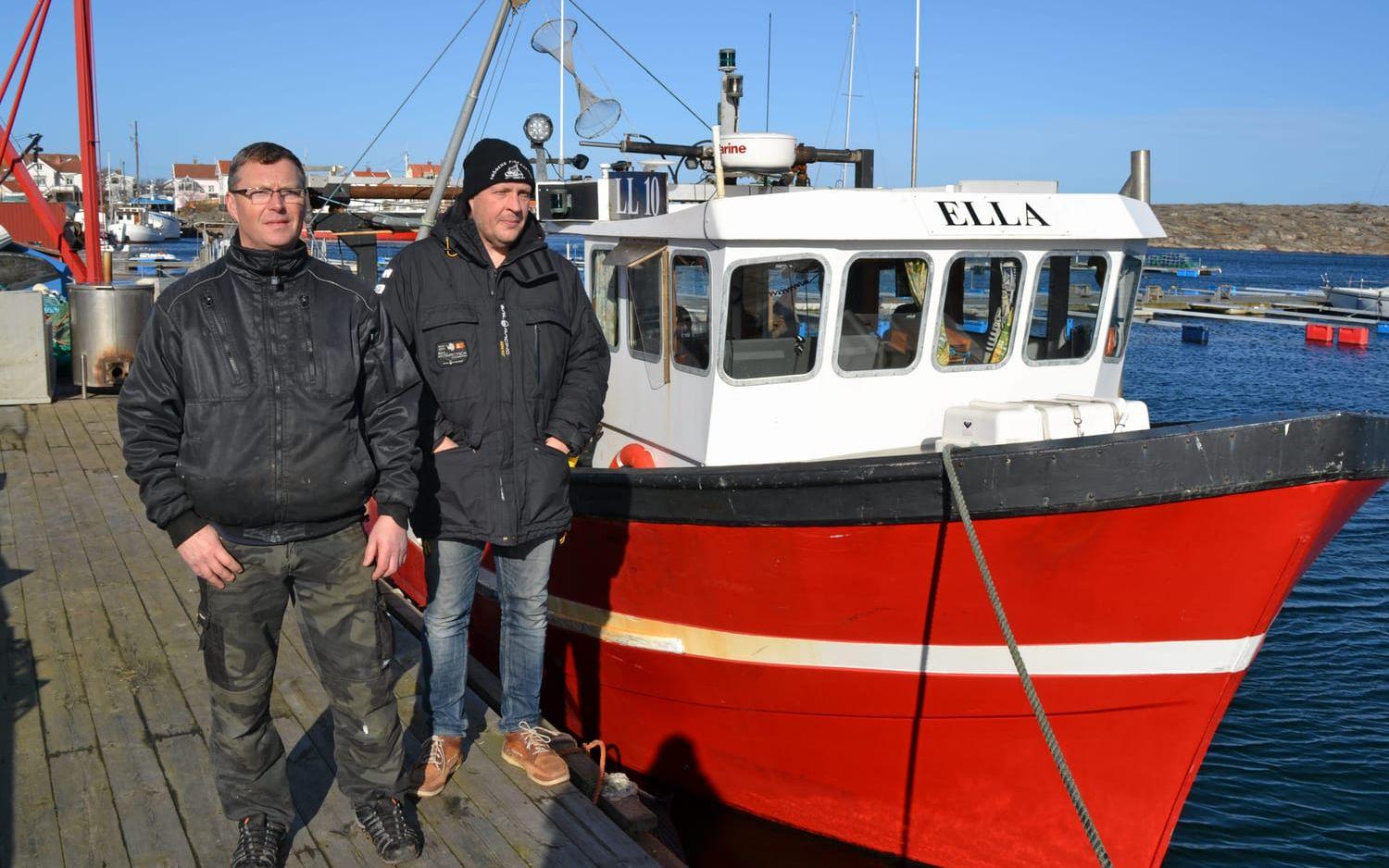 Nya regler slår undan benen på fiskarbröderna Patrik och Rikard Berndtzen i Hasselösund. Hemma på bryggan står de djupt besvikna, skuldsatta och irriterade. Foto: Ulf Blomgren