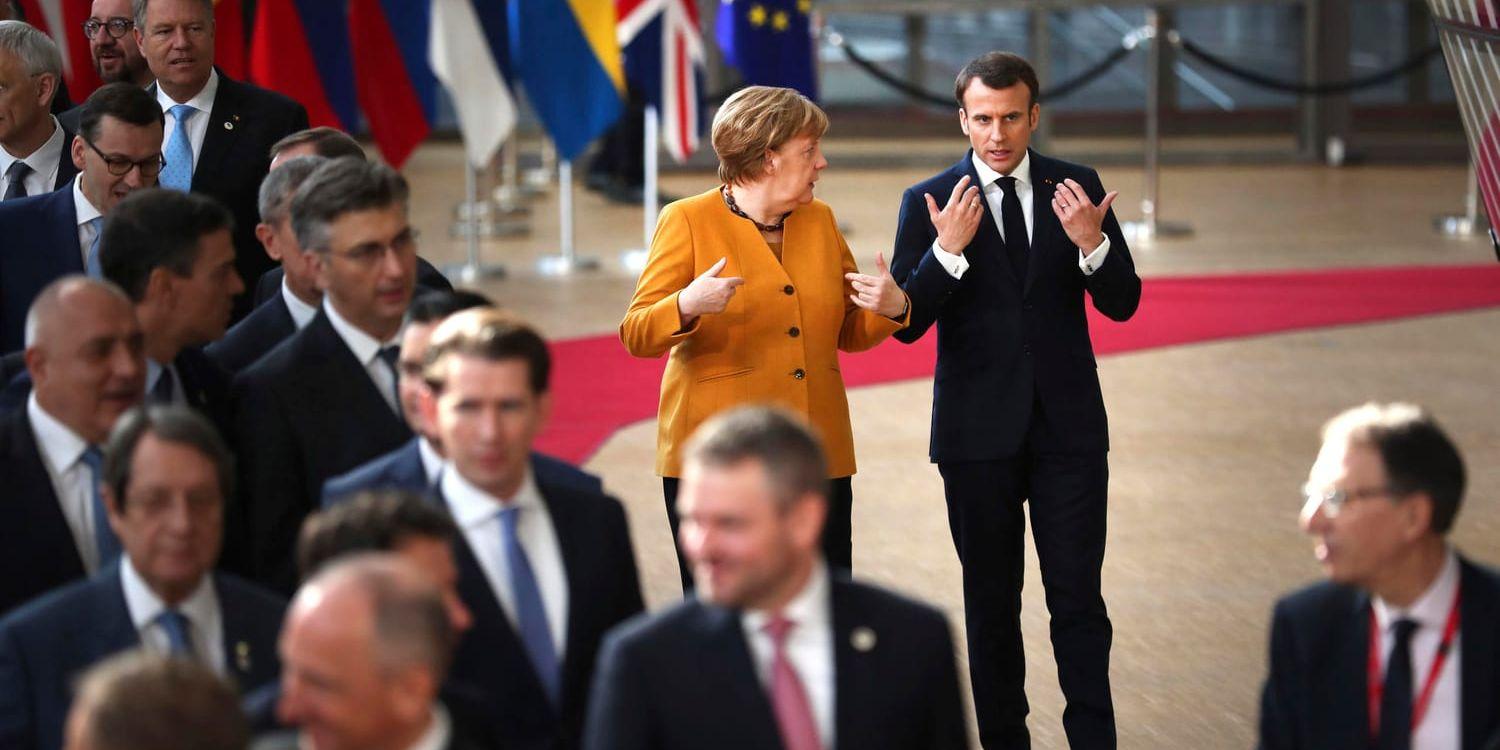 Tysklands förbundskansler Angela Merkel och Frankrikes president Emmanuel Macron i diskussion under fredagens EU-toppmöte i Bryssel.
