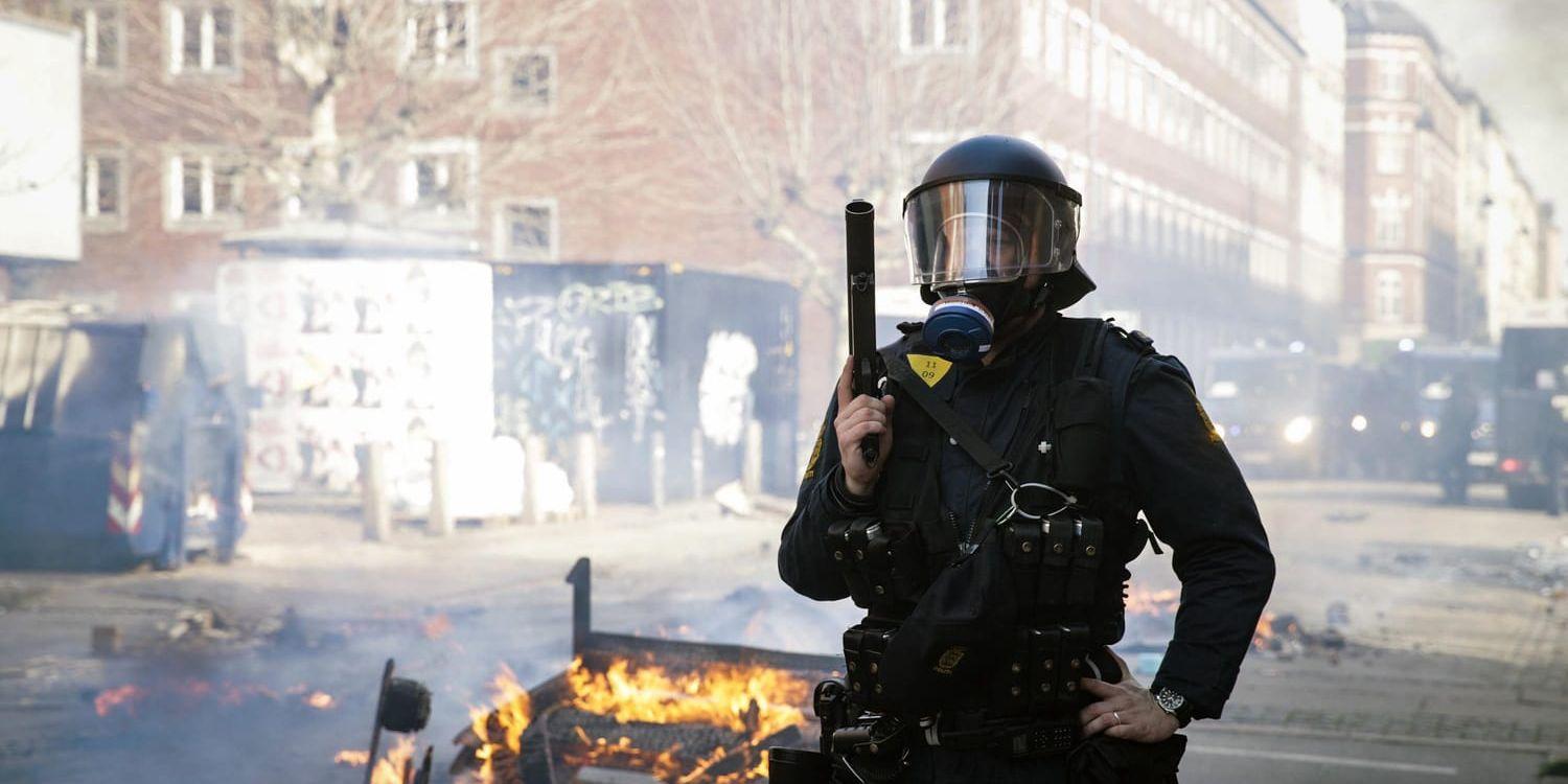 Dansk polis vid Nørrebro i Köpenhamn, som det senaste dygnet har skakats av oroligheter.