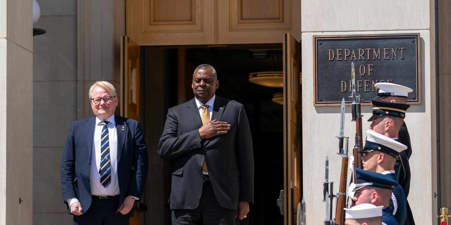 Försvarsminister Peter Hultqvist (S) med sin amerikanske kollega Lloyd Austin utanför Pentagon i Washington.