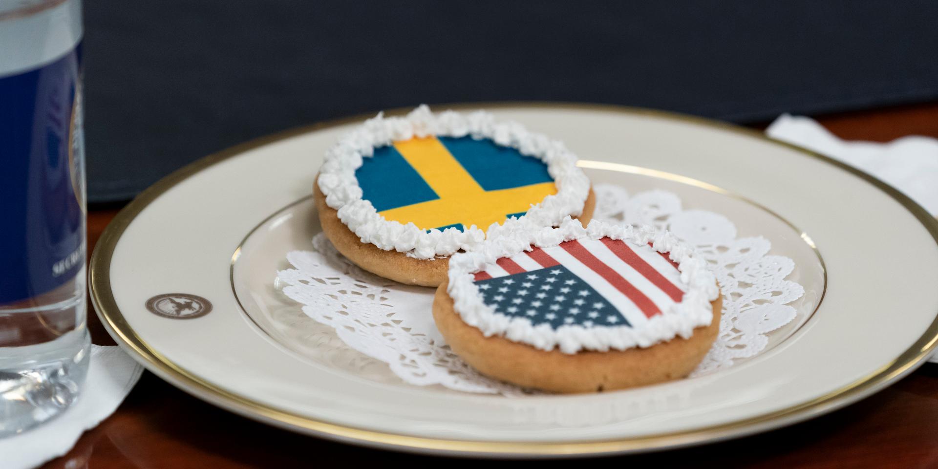Sveriges och USA:s flaggor avbildade på kakor vid onsdagens möte i Pentagon.
