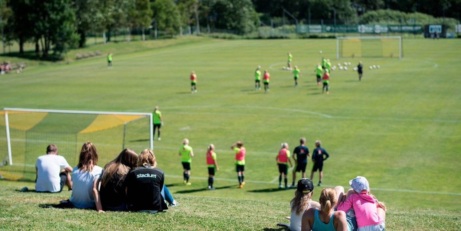 Fans tittar på medan fotbollslandslaget tränar på Gothia Park Academy i Göteborg inför kommande EM.