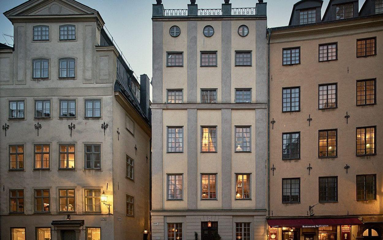 Bostaden ligger på fyra våningar i Gamla stan i Stockholm.