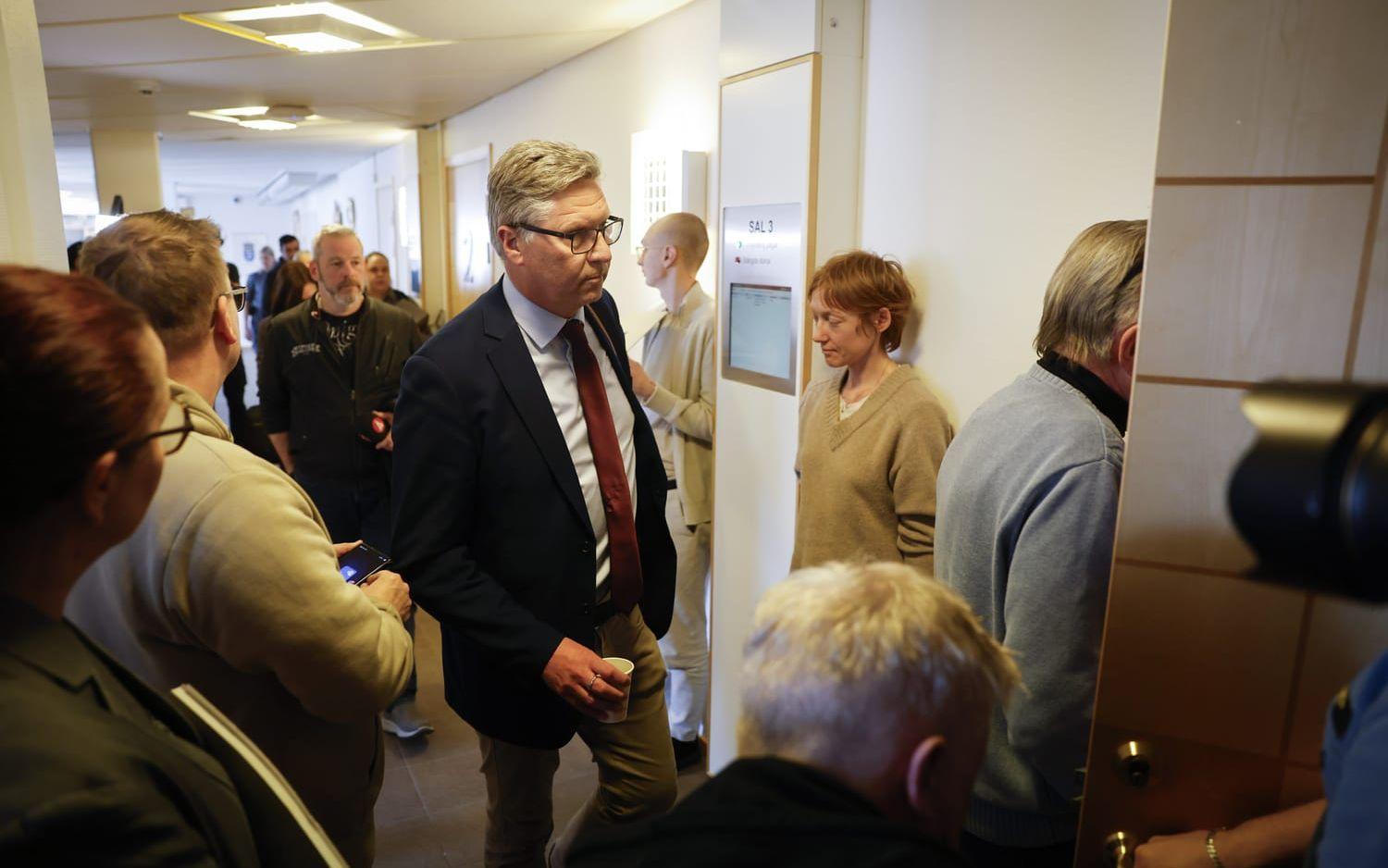 45-åringens försvarare Johan Lavås fotad i samband med häktningsförhandlingen i Ångermanlands tingsrätt den 10 april. 