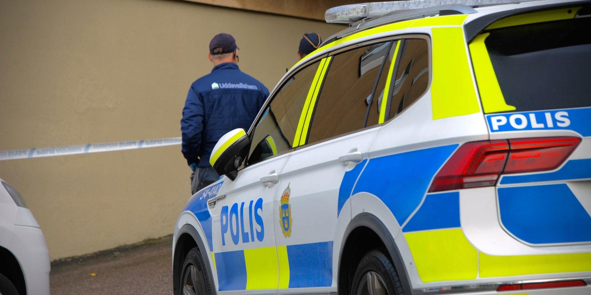 Natten till måndagen sköt någon skott genom ett fönster till en lägenhet i Uddevalla. 