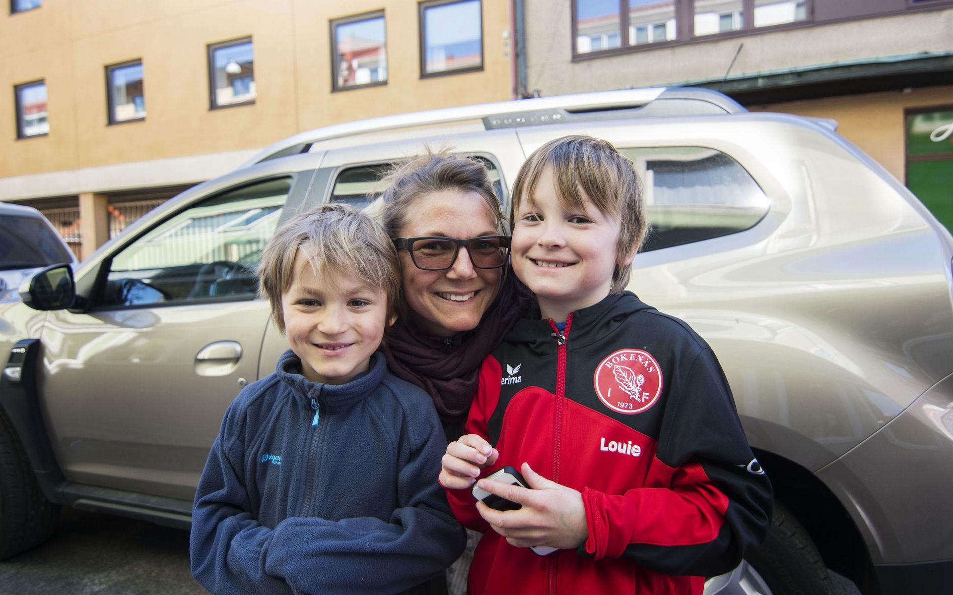 Diana Pors tillsammans med sönerna Louie, 8, och Arvin, 6, tycker att samarbetet med cyklisterna fungerar bra.