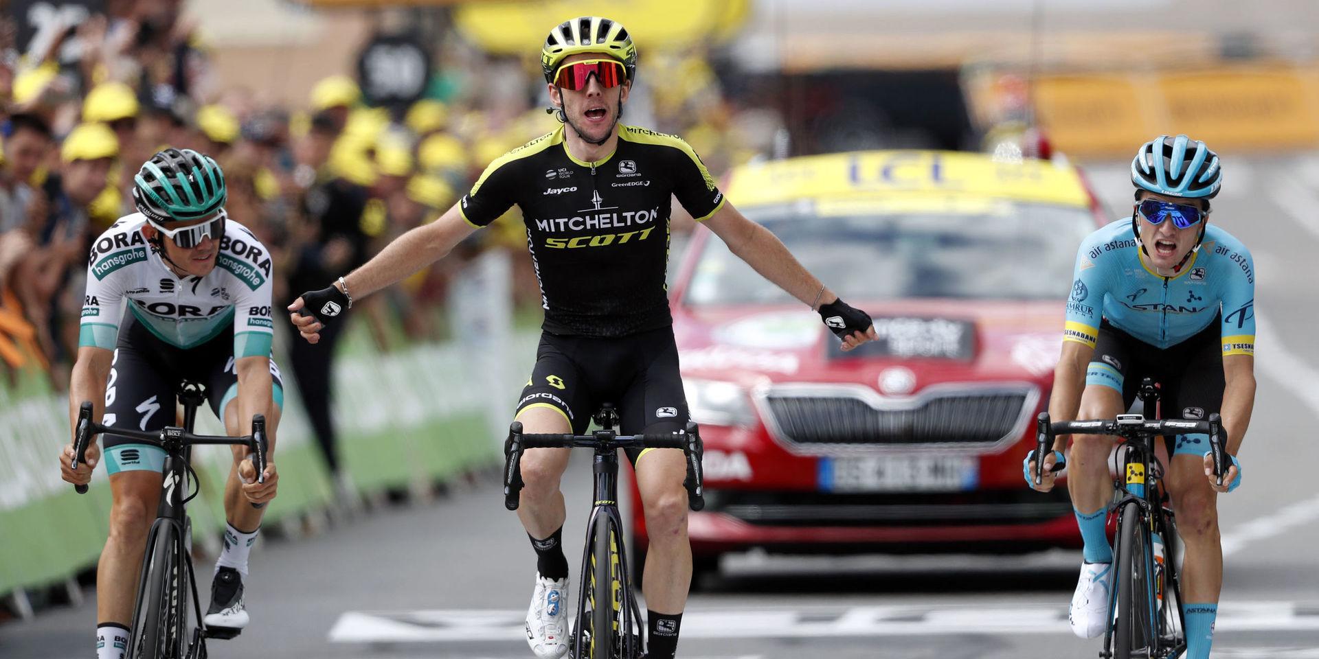 Simon Yates jublar efter att ha spurtat till sig vinsten i den tolfte etappen av Tour de France.