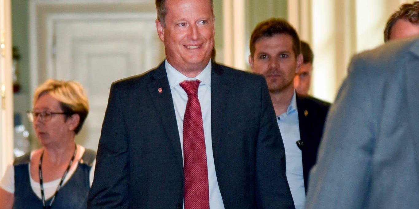 Inrikesminister Anders Ygeman anländer till justitieutskottets möte i riksdagen.
