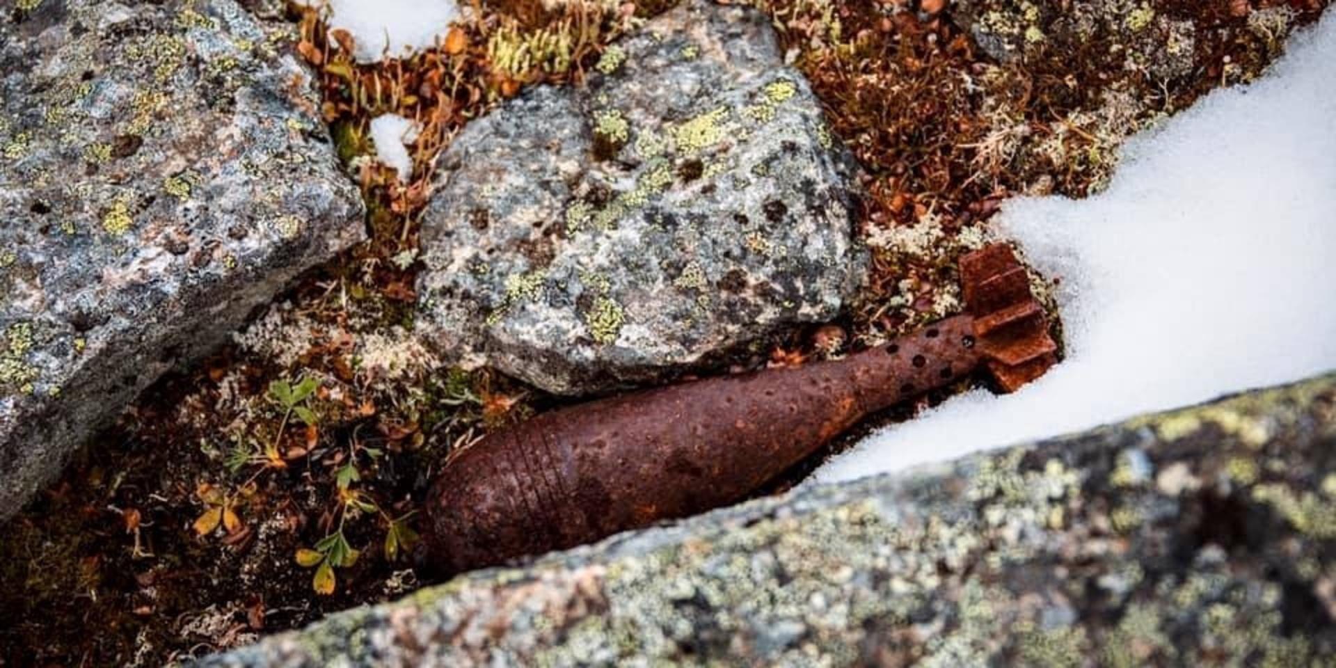 En tysk skarp granat från andra världskriget har hittats av en fjällvandrare vid Riksgränsen.