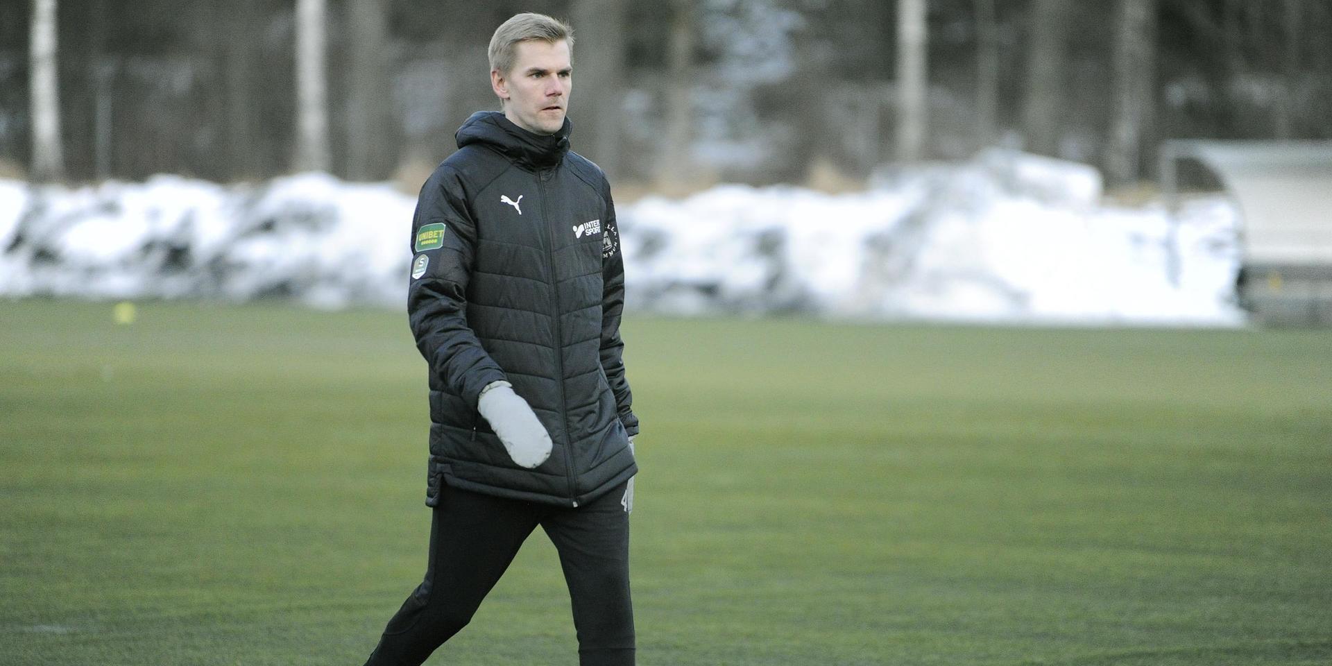 Erik Lund, tränare i Ljungskile SK, beskriver klubbens senaste nyförvärv som en duktig passningsspelare.