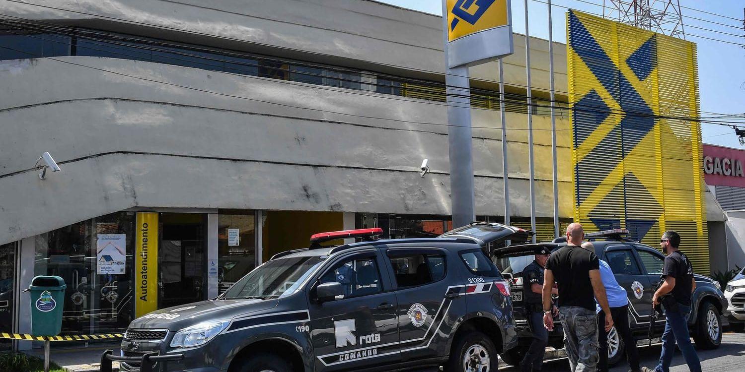 Paramilitära brasilianska poliser utanför en av bankerna efter rånet.