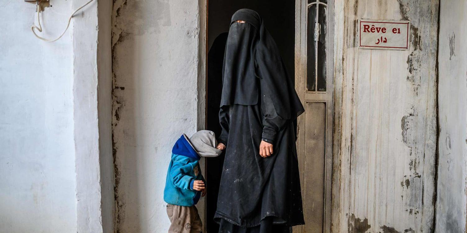 En fransk kvinna och hennes son, strax efter att de anlänt till flyktinglägret al-Hol i nordöstra Syrien i februari 2019. Arkivbild.