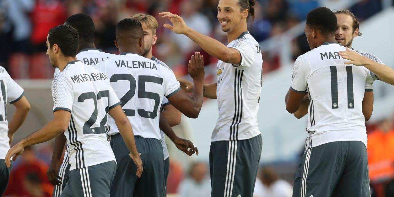 Zlatan Ibrahimovic tackar Antonio Valencia (nummer 25) för den målgivande passningen till 1–0-målet mot Galatasaray.