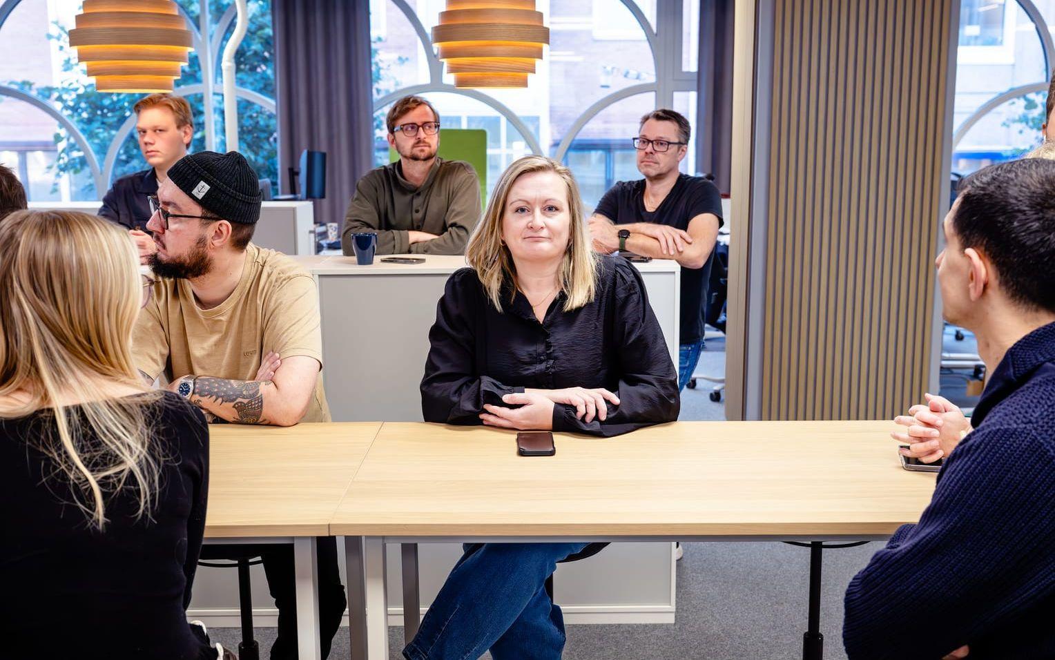 Chefredaktör Sandra Bygdén Shameh vid ett morgonmöte på Bohusläningens redaktion.