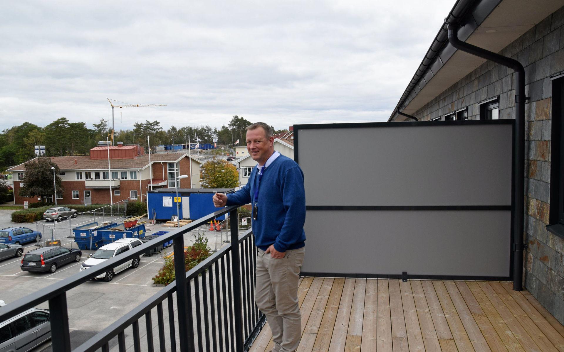 Tobias Norr visar en stor balkong utanför en liten lägenhet i det nya hyreshuset.