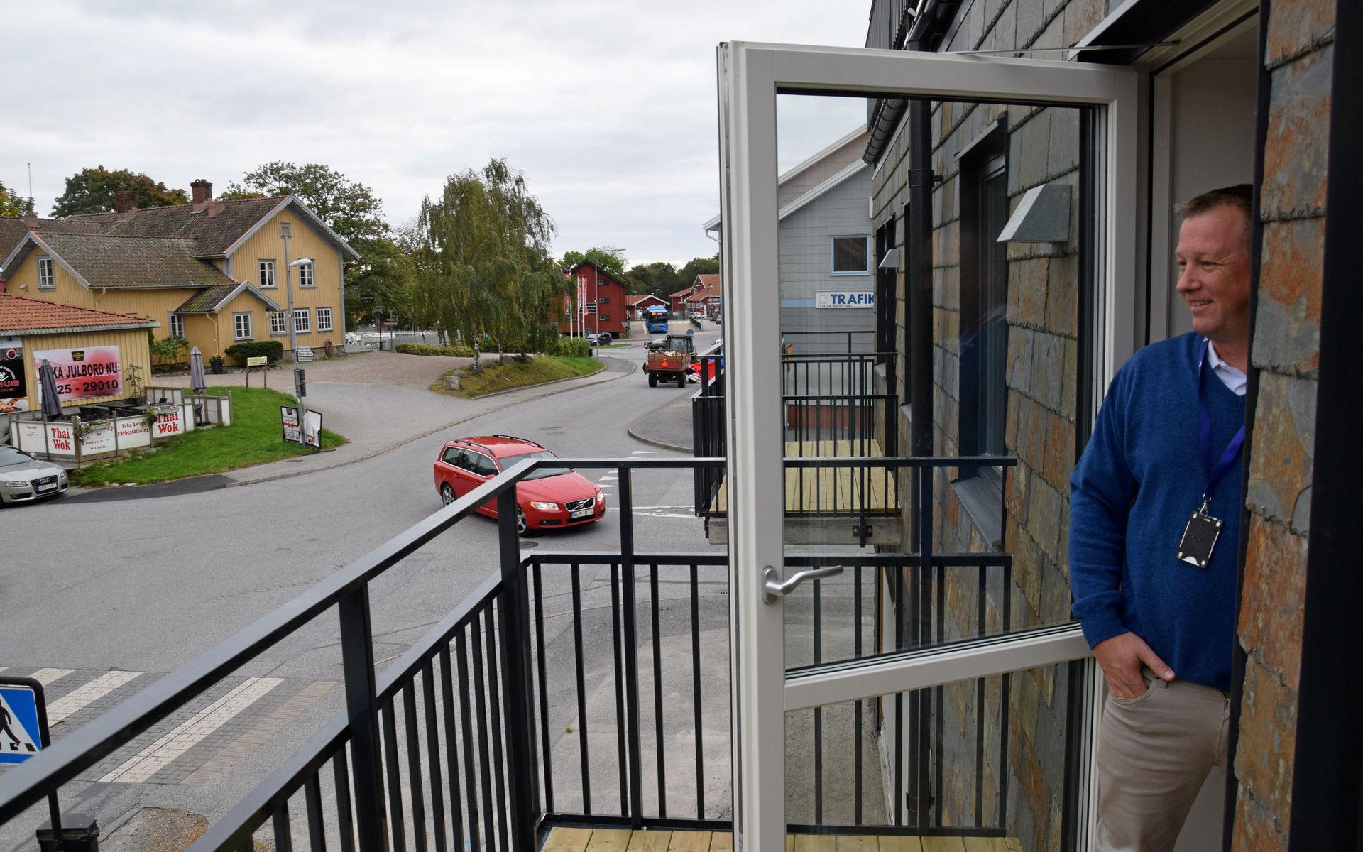 Utsikt från nya hyreshuset mot Affärsgatan. På den här sidan är balkongerna mindre än på andra sidan, där de vuxit av byggnadstekniska orsaker, berättar byggets platschef Tobias Norr.