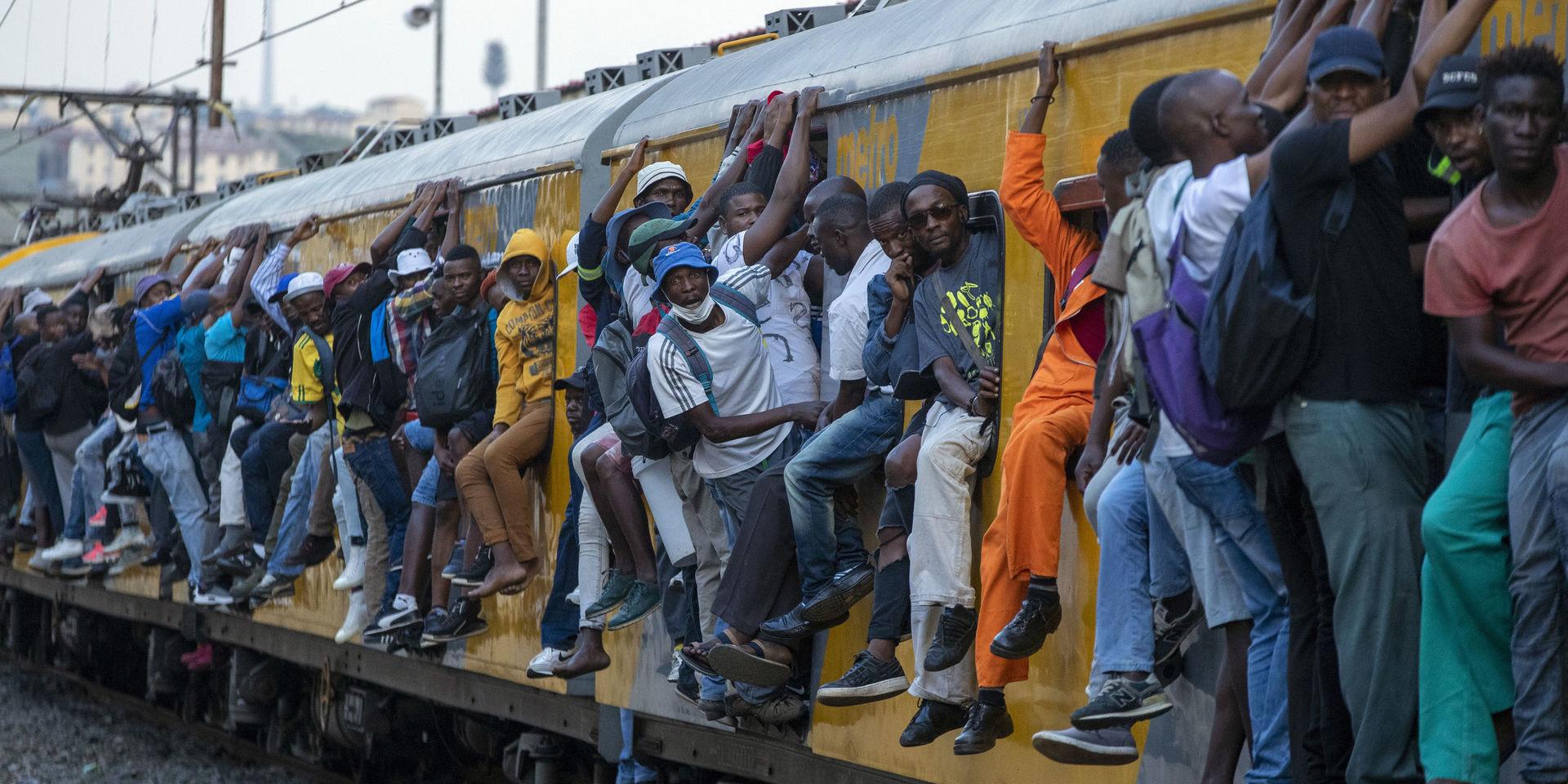 Trots viruslarm är tåget i sydafrikanska Soweto är som vanligt överfullt. I ekonomiskt utsatta områden har människor inte råd att sluta arbeta även om det kan minska smittspridningen, varnar hjälporganisationer. 
