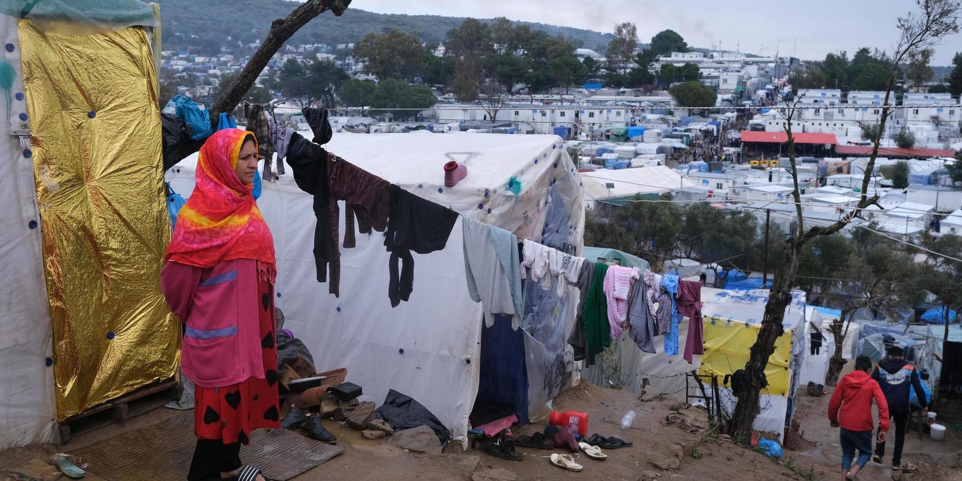 Hjälporganisationer har varnat för att ett coronautbrott i det överfulla flyktinglägret Moria på grekiska Lesbos skulle få förödande konsekvenser. 
