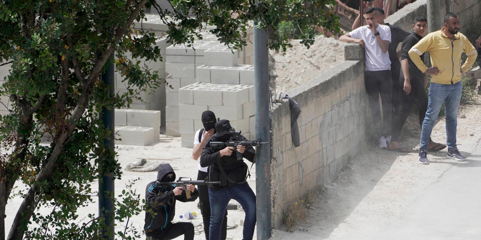 Palestinska beväpnade personer vid en israelisk militärinsats i Jenin fredagen den 13:e maj. Arkivbild.