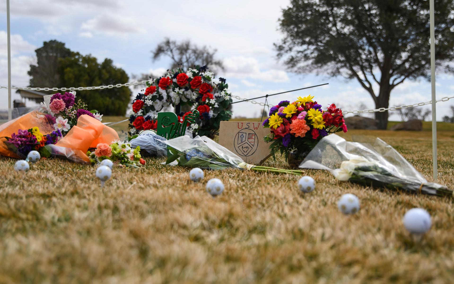 Totalt omkom nio personer i olyckan. Nära platsen har personer lämnat blommor till minne av offren.