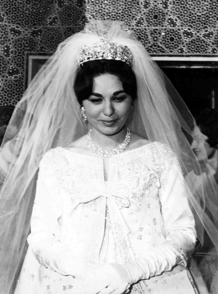 När Farah Diba gifte sig 1959 med Mohammad Reza Pahlavi som var shah av Iran bar hon en unik tiara som var tillverkad av juveleraren Harry Winston. Tiaran består av vita, rosa och gula diamanter. I mitten sitter en av världens största diamanter som är på 60 karat. Den är värderad till drygt 100 miljoner kronor.
