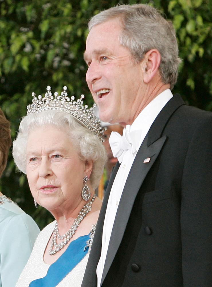 År 2007 när drottning Elizabeth II var på middag i Vita Huset med president Bush, bar hon ett av sina dyra halsband. 1947 ska drottningens pappa George VI beställt detta treradiga halsband med briljantslipade diamanter. Hennes svärdotter Camilla hertiginnan av Cornwall har fått lånat det av sin svärmor genom åren. Halsbandet är värderat till ungefär 95 miljoner kronor.