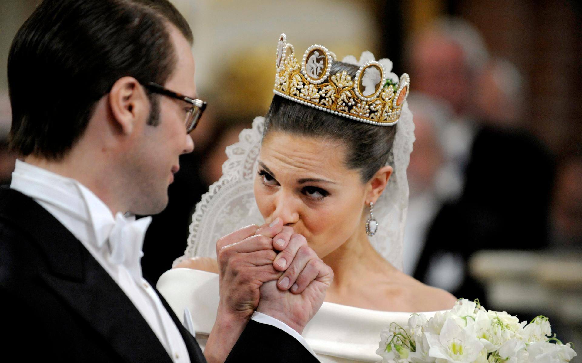 Och när kronprinsessan Victoria gifte sig med Daniel Westling 2010, var det drottningen som önskade att hon också bar kamédiademet som består av guld, pärlor och kaméer. 