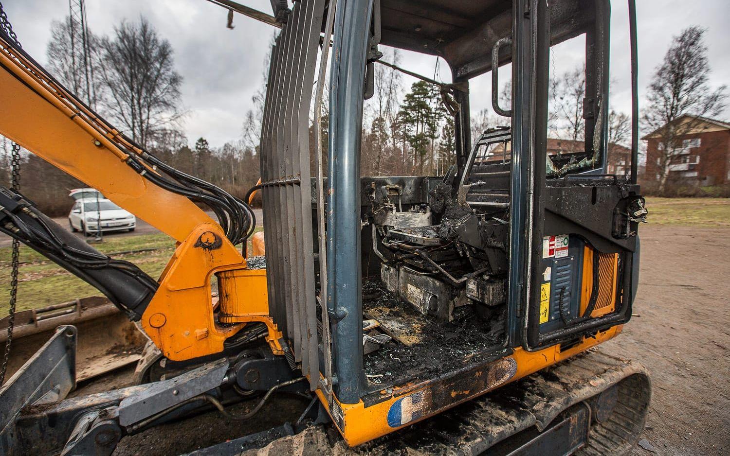En grävmaskin fattade eld i samband med vandaliseringen. Bild: Andreas Olsson