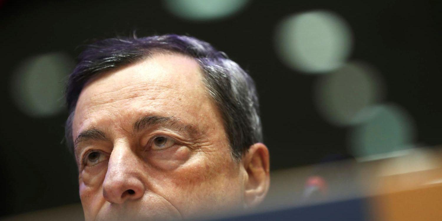 ECB-presidenten Mario Draghi varnar för att svackan i eurozonen kunde bli djupare och längre än förväntat. Arkivbild.