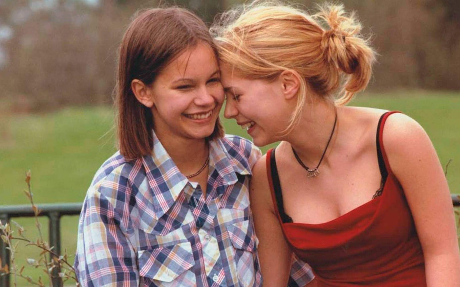 Lukas Moodyssons film "Fucking Åmål", om Elin och Agnes, blev en stor succé när den kom 1998 och Alexandra Dahlström och Rebecka Liljeberg fick var sin Guldbagge för bästa kvinnliga huvudroll. Pressbild.