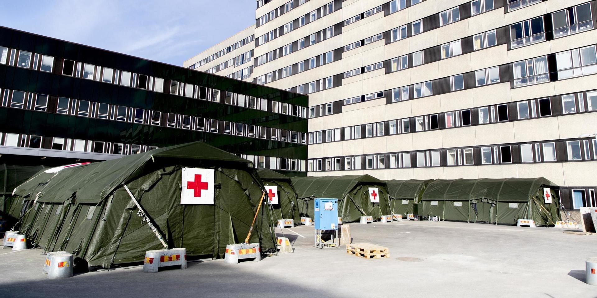 Försvarets sjukvårdstält sattes upp vid Östra sjukhuset i Göteborg i slutet av mars. Arkivbild.