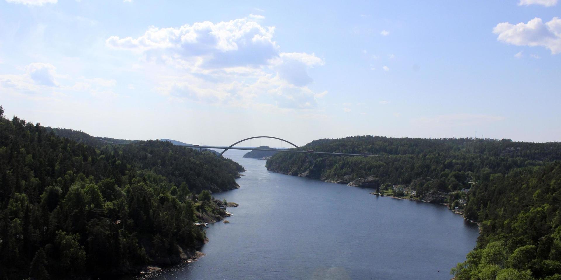 Nya Svinesundsbron var klar 2005. Sedan dess har gränspassage över broarna varit avgiftsbelagd.