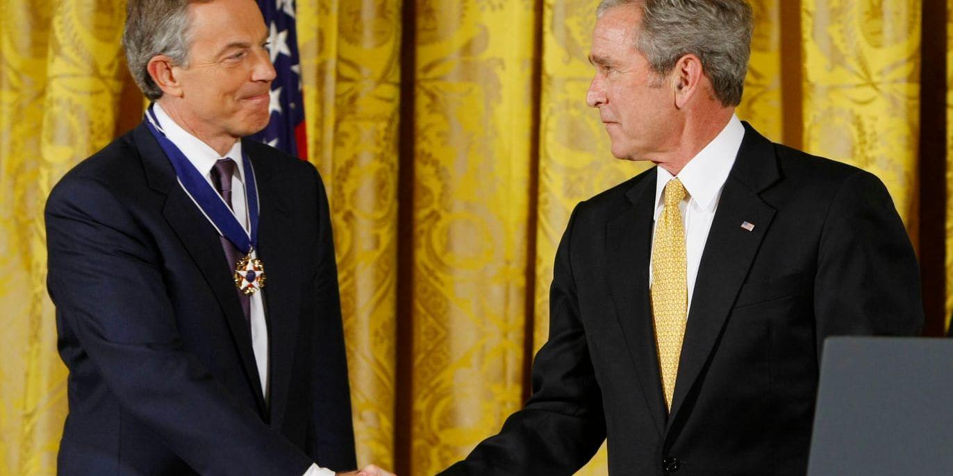 USA:s dåvarande president George W. Bush skakar hand med Storbritanniens tidigare premiärminister Tony Blair. USA ledde invasionen i Irak som också Storbritannien ställde sig bakom. Arkivbild.