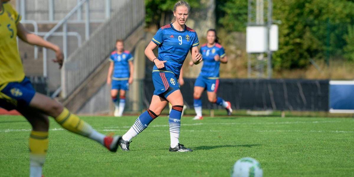 Nöjd. "Det studsar lite", säger Rebecka Blomqvist om gräsmattan efter landslagets internmatch på Rimnersvallen.