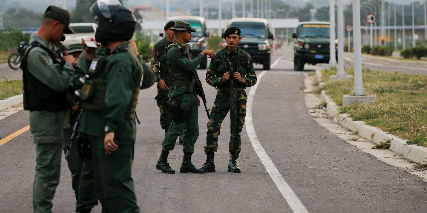 Ännu en tung militär i Venezuela stöder nu oppositionsledaren Juan Guaidó. På bilden venezuelansk militär på en gränsbro mot Colombia. Arkivbild.