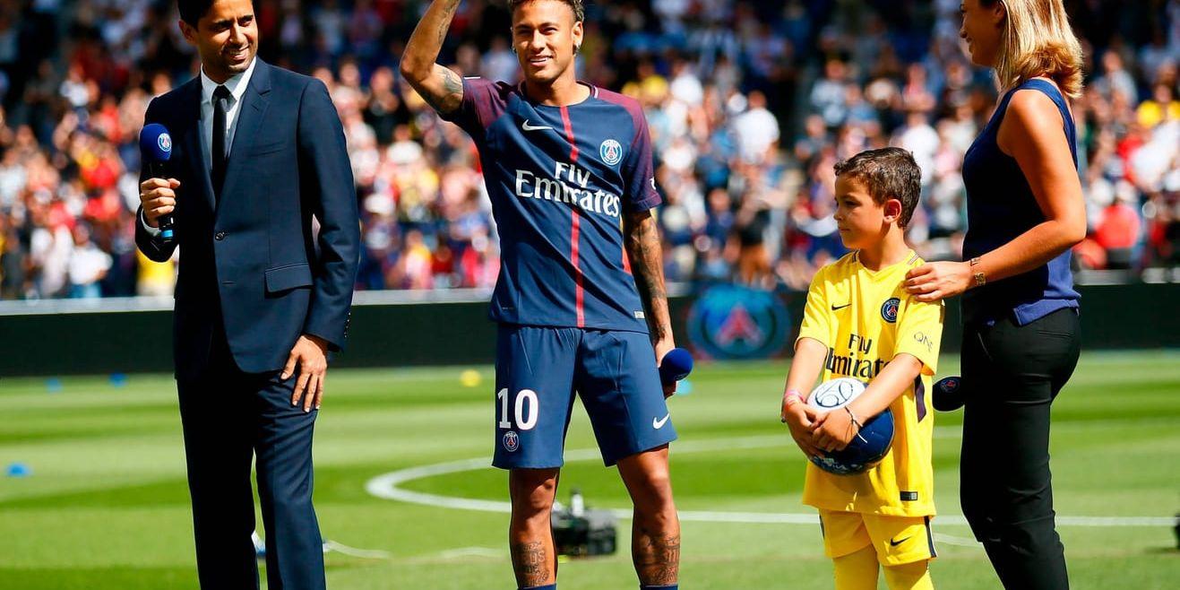 Neymar hälsades välkommen av fansen.