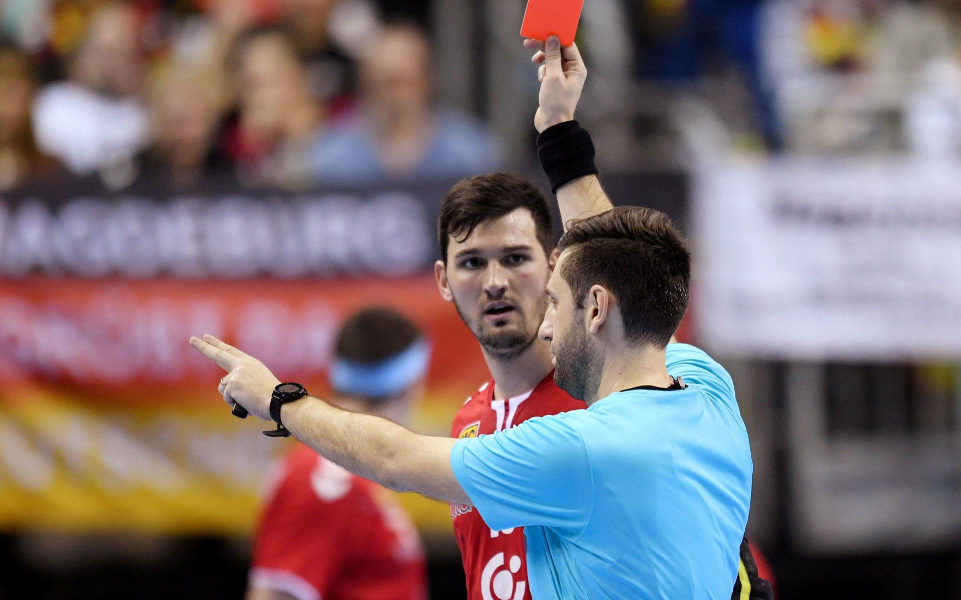 Mirza Kurtagic visar serben Drasko Nenadic rött kort i matchen mot Korea.