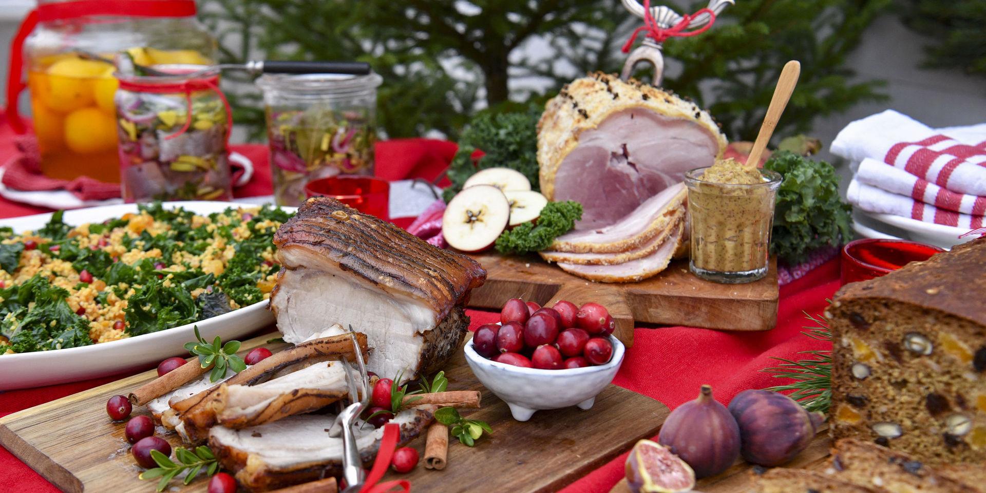 Griljerad skinka har av tradition en central plats i julens måltider. Julbordet på bilden har ingen koppling till det julbord i Skaraborg som orsakade kräkningar och diarré. 