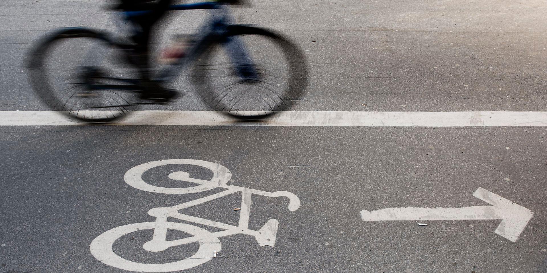 En cykelbana blir enkelriktad endast om skyltar anger det. Märkningen i asfalten pekar bara ut 'lämplig' färdriktning.