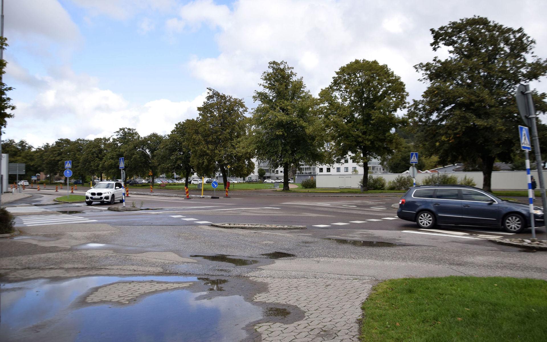 Korsningen Junogatan Göteborgsvägen i närheten av ICA Kvantum trafik bilar biltrafik 