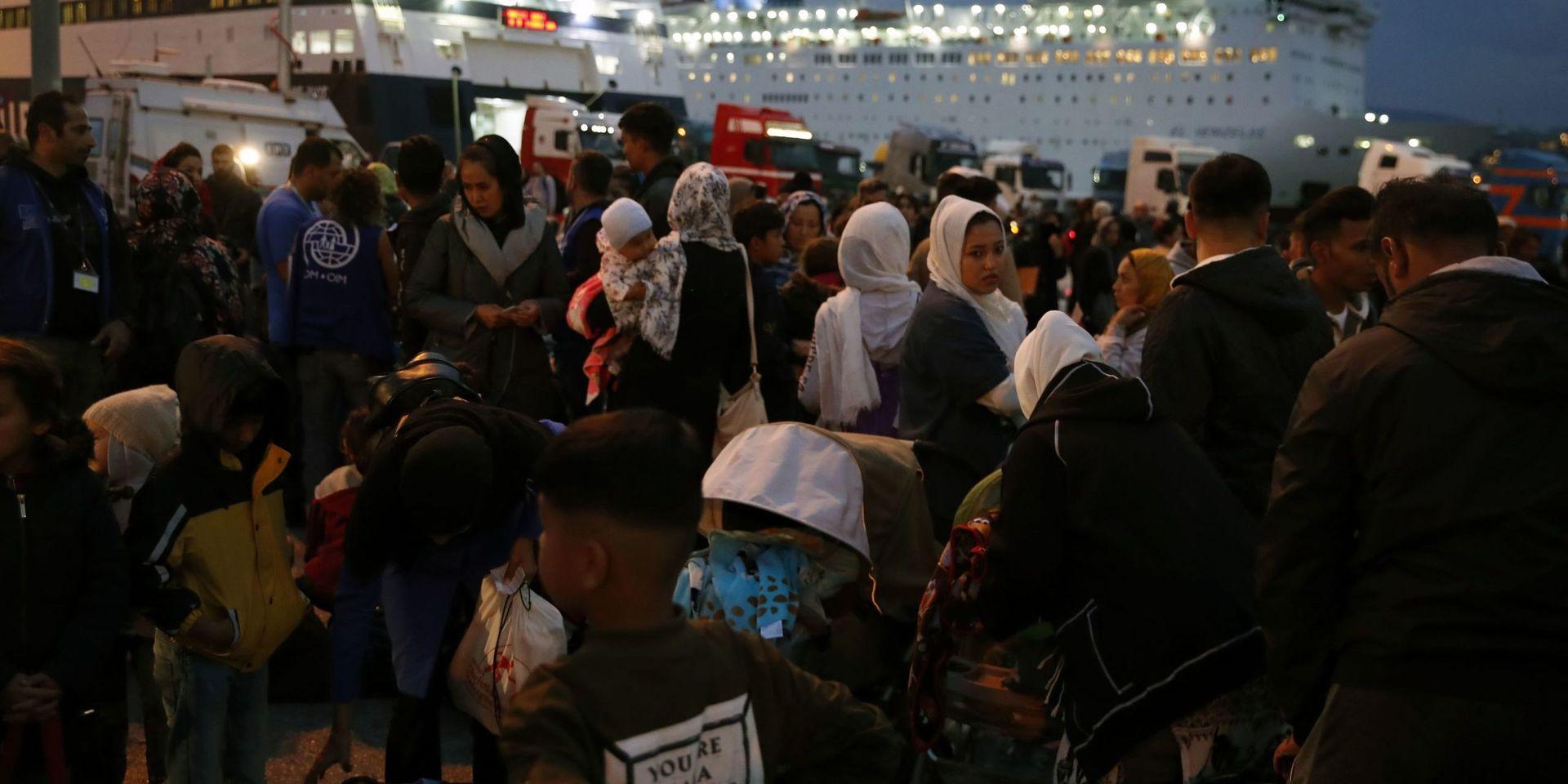 Migranter och flyktingar anländer från grekiska ön Lesbos till hamnen i Pireus utanför Aten i måndags.