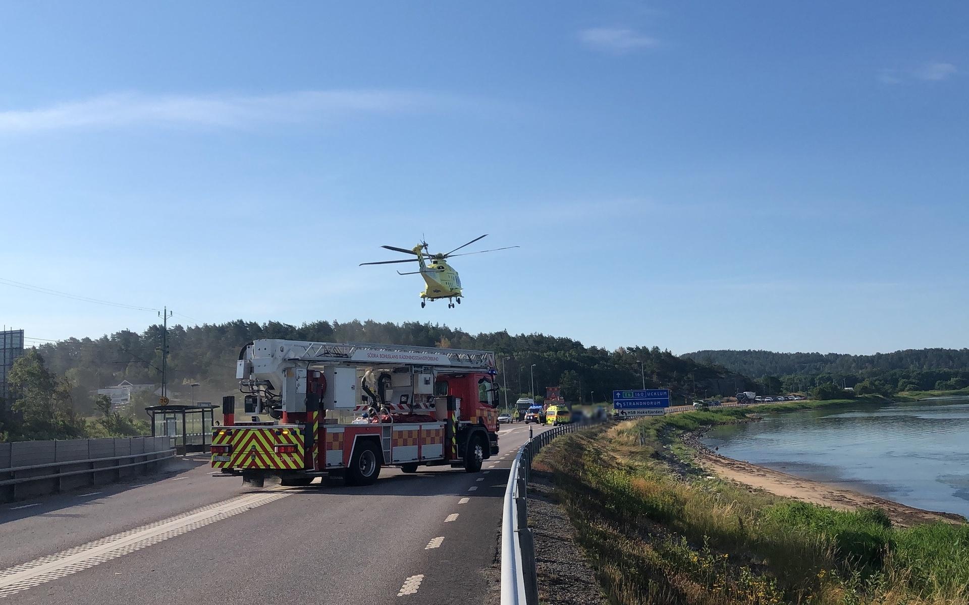En ambulanshelikopter skickades till platsen och att en person har förts till sjukhus.