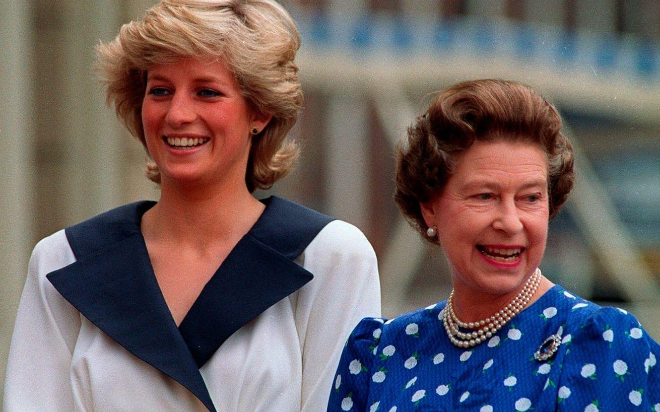Prinsessan Diana och drottning Elizabeth II på drottningmoderns födelsedag 4 augusti 1987.