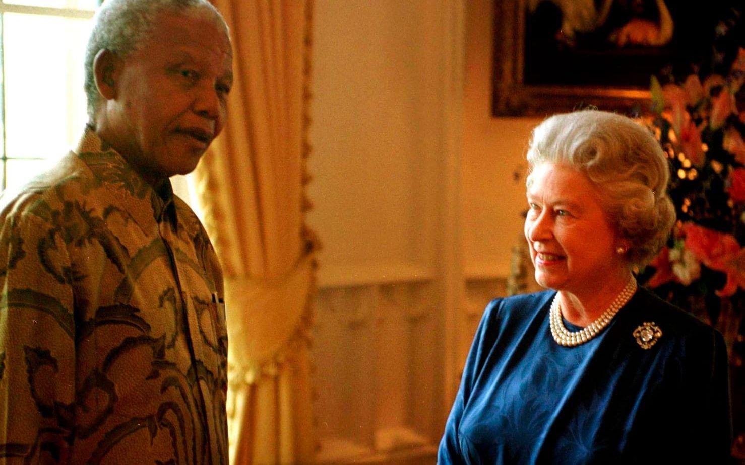Drottning Elizabeth med Nelson Mandela i Windsor Castle i juni 1998.