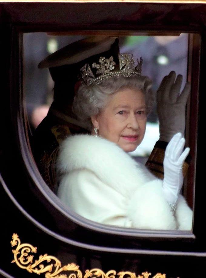 Drottning Elizabeth vinkar från sin vagn på väg till drottningens årliga tal i parlamentet, 6 december 2000.