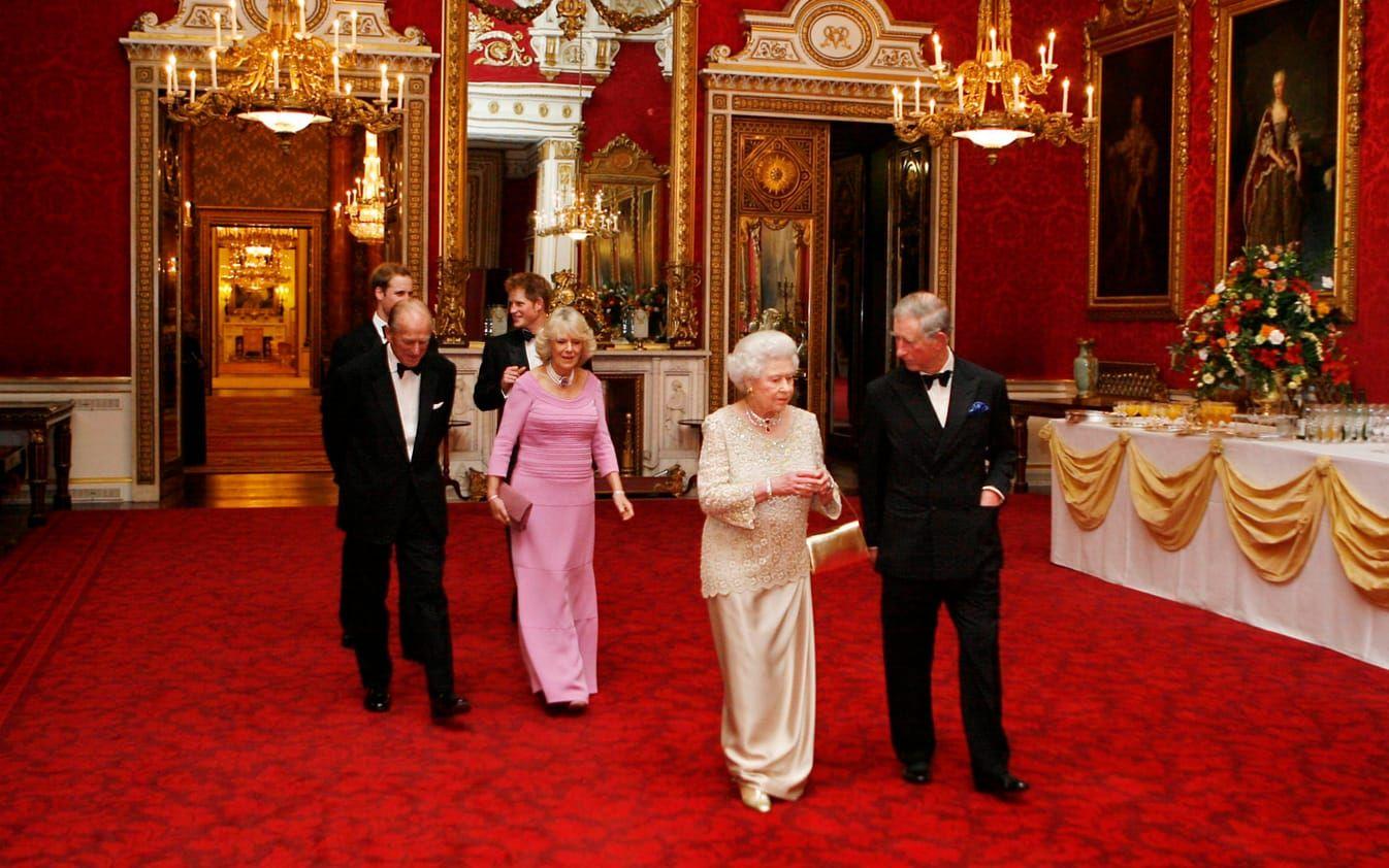 13 november 2008. Prins Charles pratar med drottning Elizabeth. I bakgrunden syns Camilla av Cornwall, prins Philip, prins Harry och prins William.