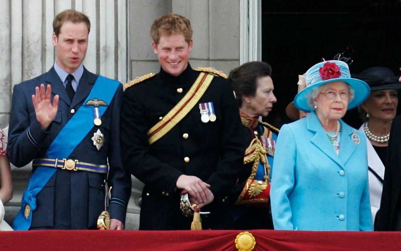 Drottning Elizabeth med barnbarnen prins William och prins Harry 13 juni 2009.