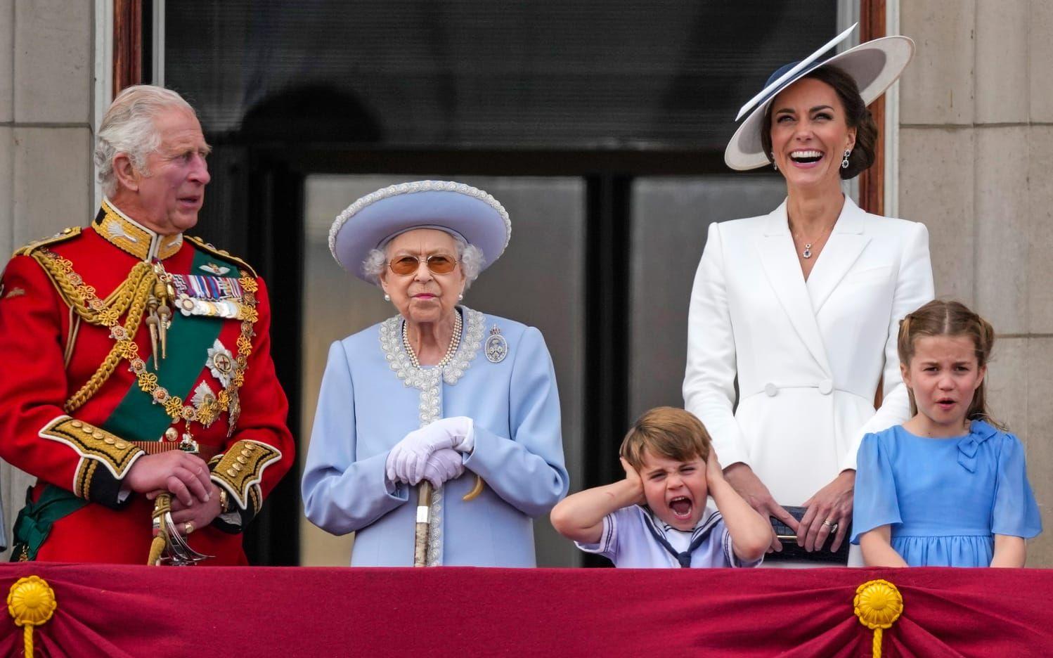 2 juni 2022. Prins Charles, till vänster, drottning Elizabeth II, prins Louis, prinsessan Kate, prinsessan Charlotte på balkongen i Buckingham Palace.